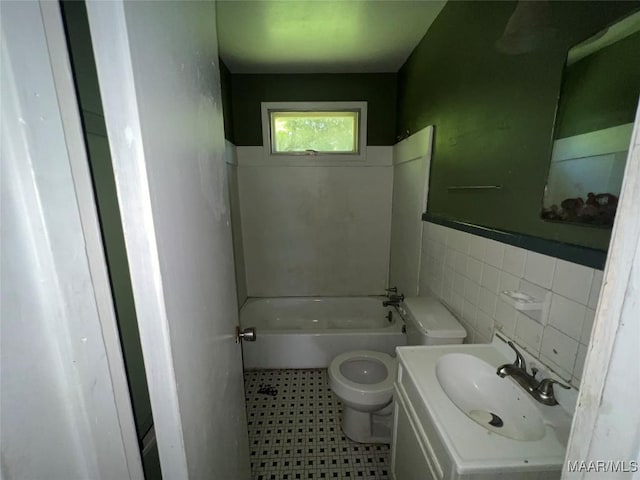 223 Mcdonald Ave, Selma, AL 36701 - full bathroom with tile walls, toilet, wainscoting, and vanity