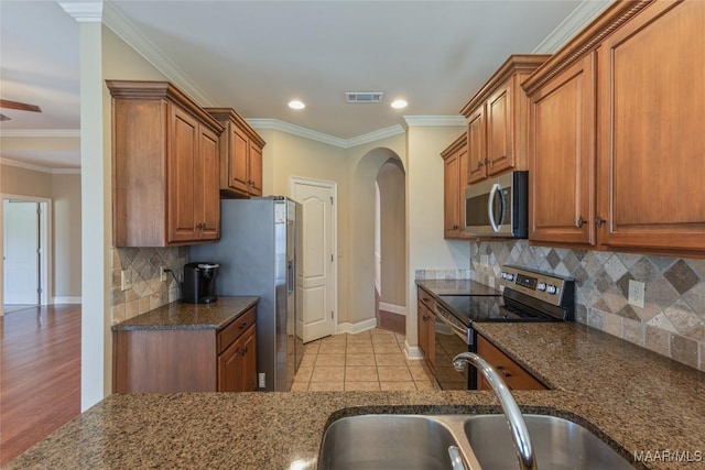 603 Coleman Way, Prattville, AL 36067 - kitchen featuring baseboards, visible vents, a sink, arched walkways, and stainless steel appliances