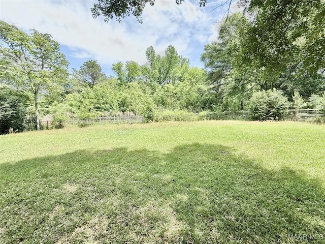 109 Lashley Dr, Selma, AL 36701 - view of yard featuring fence