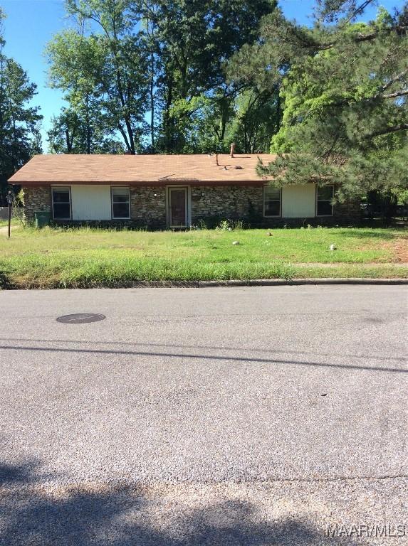 ranch-style home with a front lawn