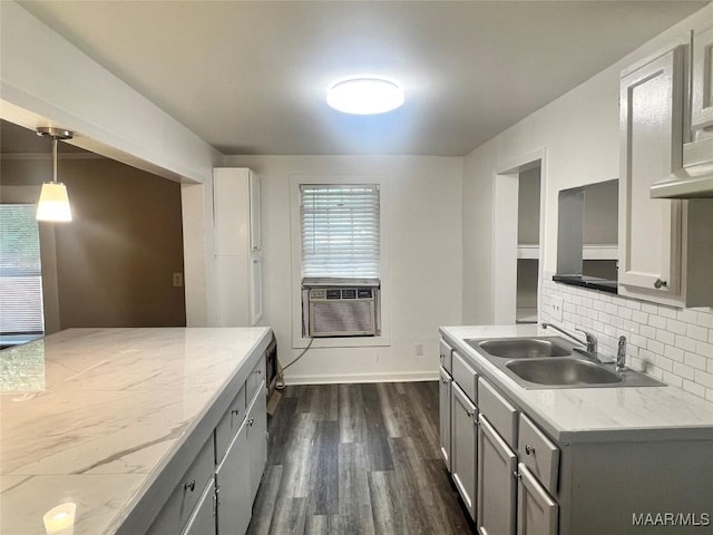 kitchen featuring a sink, gray cabinetry, cooling unit, and dark wood-style floors