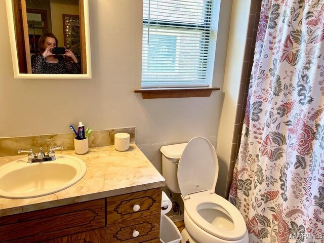 full bath featuring vanity, toilet, and a shower with curtain