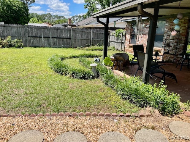 view of yard featuring a patio