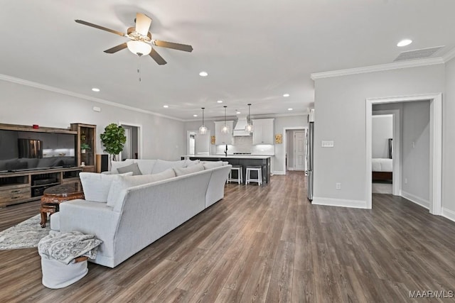 living room with dark wood-style flooring, a ceiling fan, ornamental molding, and recessed lighting