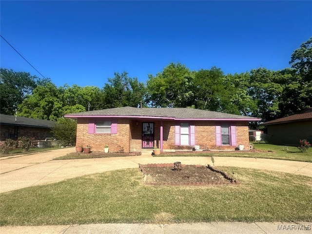 5545 E Shades Valley Dr, Montgomery, AL 36108 - single story home featuring curved driveway, a front lawn, and brick siding