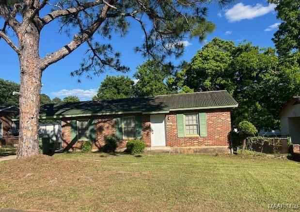 185 Conley Cir, Montgomery, AL 36110 - view of front facade featuring a front yard and brick siding