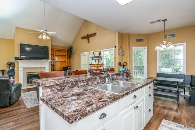 kitchen featuring a sink, dark wood-style floors, an island with sink, a ceiling fan, and open floor plan