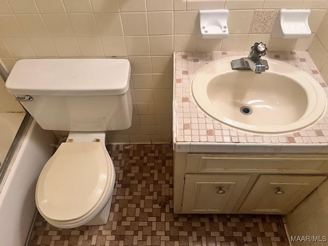 3600 Hunting Creek Rd, Montgomery, AL 36116 - bathroom featuring vanity, toilet, and tile walls