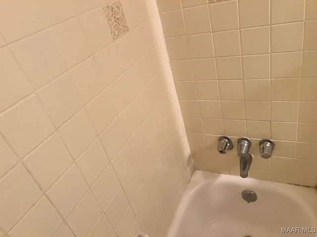 3600 Hunting Creek Rd, Montgomery, AL 36116 - detailed view of a bath and a shower