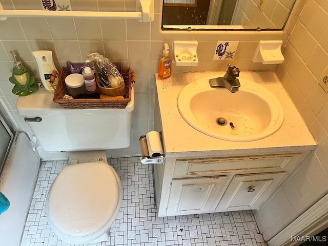 3600 Hunting Creek Rd, Montgomery, AL 36116 - bathroom featuring tasteful backsplash, vanity, tile walls, and toilet