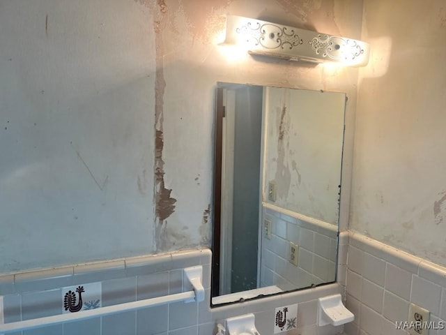 3600 Hunting Creek Rd, Montgomery, AL 36116 - bathroom featuring a wainscoted wall and tile walls