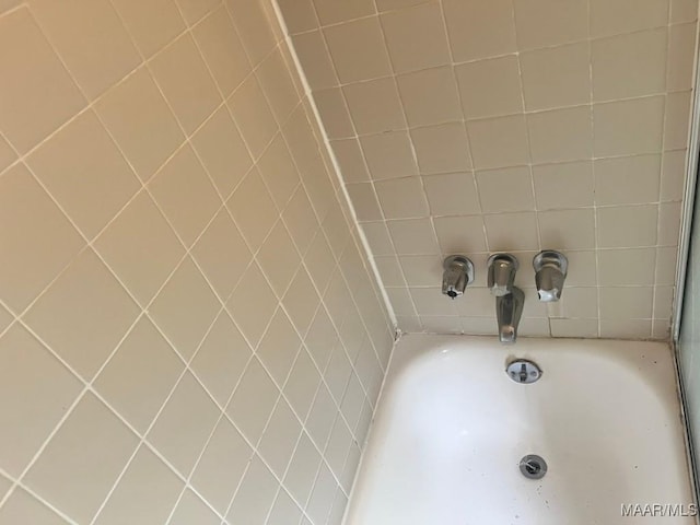 3600 Hunting Creek Rd, Montgomery, AL 36116 - bathroom view of a sink and a bathtub