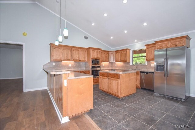 6790 Upper River Rd, Tallassee, AL 36078 - kitchen with stainless steel appliances, a sink, light countertops, a peninsula, and backsplash