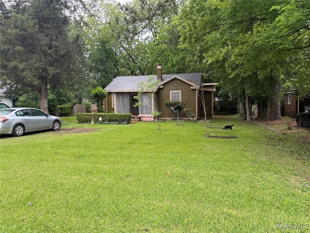 2121 Lauderdale St, Selma, AL 36701 - view of front facade with a front lawn