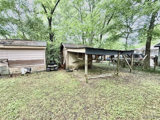 2121 Lauderdale St, Selma, AL 36701 - view of yard with an outbuilding