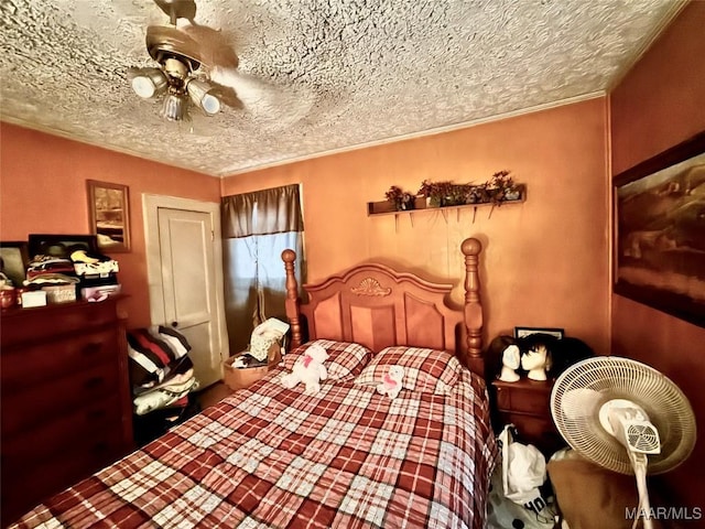2121 Lauderdale St, Selma, AL 36701 - bedroom with a textured ceiling and ceiling fan