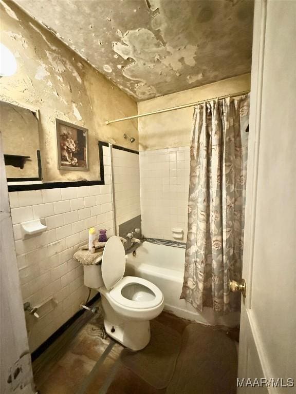 2121 Lauderdale St, Selma, AL 36701 - bathroom with tile walls, shower / bath combo, and toilet