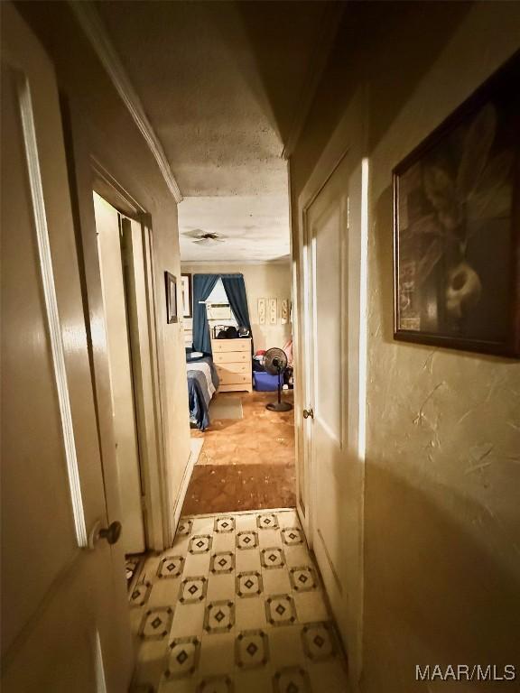 2121 Lauderdale St, Selma, AL 36701 - hallway with a textured ceiling