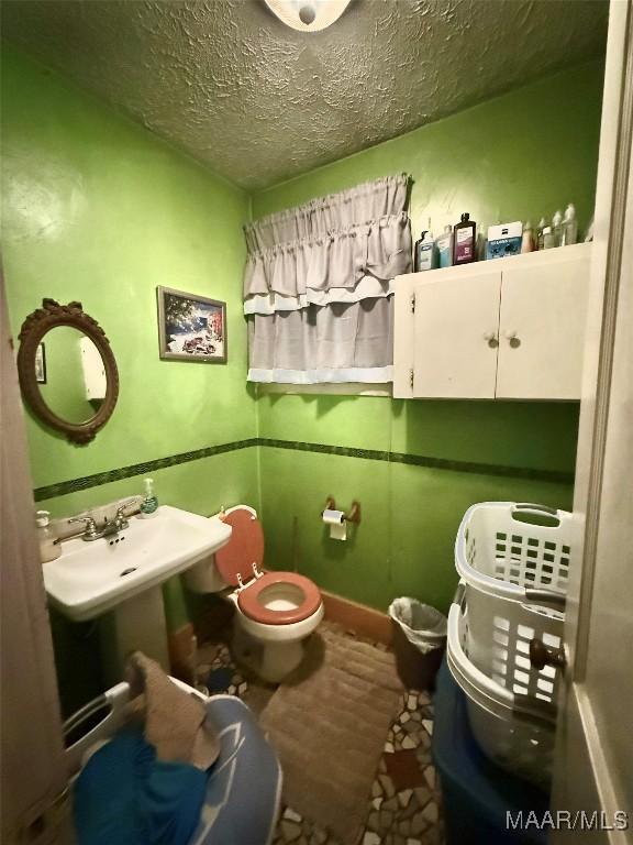 2121 Lauderdale St, Selma, AL 36701 - bathroom with a textured ceiling and toilet