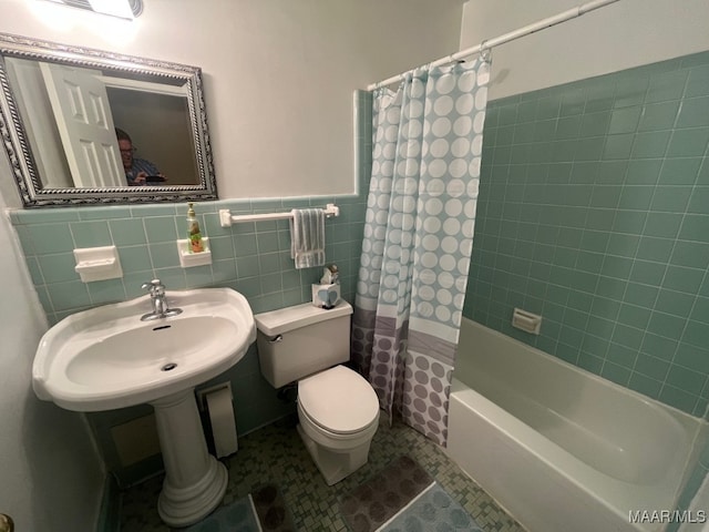 1118 Zephyr Hills Dr, Montgomery, AL 36109 - full bath featuring toilet, wainscoting, shower / tub combo with curtain, tile patterned floors, and tile walls
