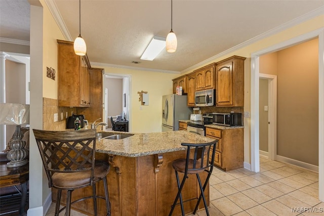 705 Coleman Way, Prattville, AL 36067 - kitchen featuring a sink, stainless steel appliances, a peninsula, backsplash, and a breakfast bar area