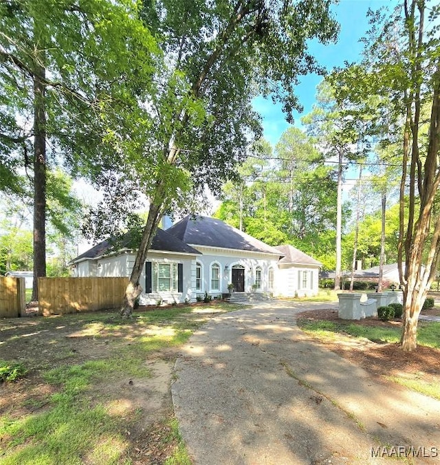 49 Berkeley Rd, Selma, AL 36701 - single story home featuring fence and driveway