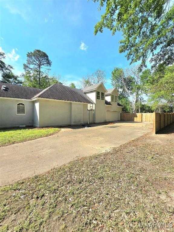 49 Berkeley Rd, Selma, AL 36701 - view of side of home with fence and driveway