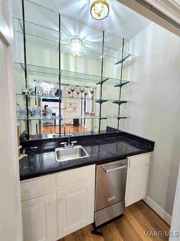 49 Berkeley Rd, Selma, AL 36701 - indoor wet bar featuring dishwasher, wood finished floors, and baseboards