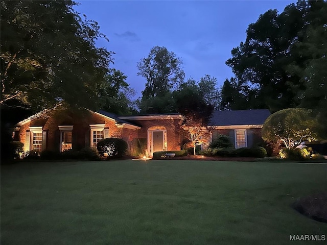 single story home with a front yard