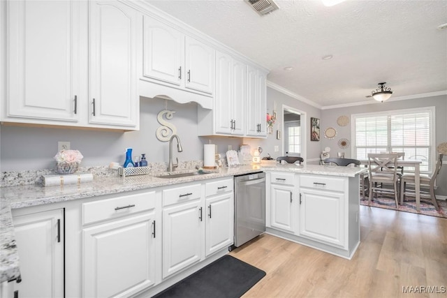 1274 Cross Creek Rd, Prattville, AL 36067 - kitchen with dishwasher, a sink, light wood-type flooring, a peninsula, and crown molding