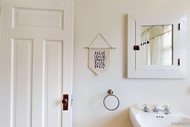 1207 Woodward Ave, Montgomery, AL 36106 - full bath featuring a sink and a shower with curtain