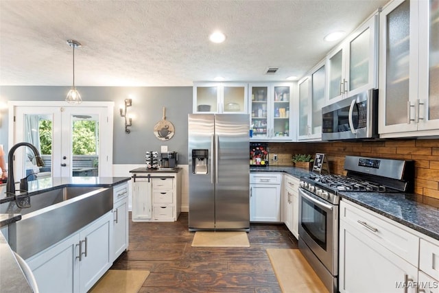 103 Thomas Ct, Prattville, AL 36067 - kitchen featuring stainless steel appliances, a sink, a textured ceiling, dark wood-type flooring, and tasteful backsplash