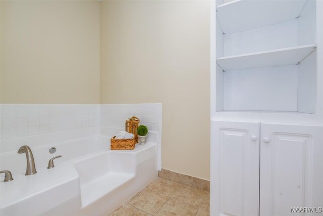 2224 Halcyon Blvd, Montgomery, AL 36117 - full bathroom featuring a garden tub and baseboards