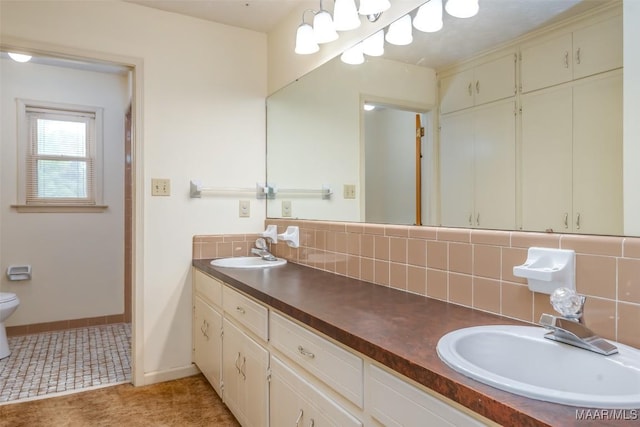 100 Duck Cv, Elmore, AL 36025 - full bath featuring decorative backsplash, toilet, baseboards, and double vanity