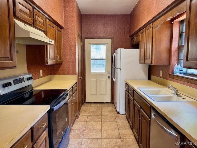 544 Sheila Blvd, Prattville, AL 36066 - kitchen with stainless steel appliances, under cabinet range hood, a sink, light countertops, and wallpapered walls