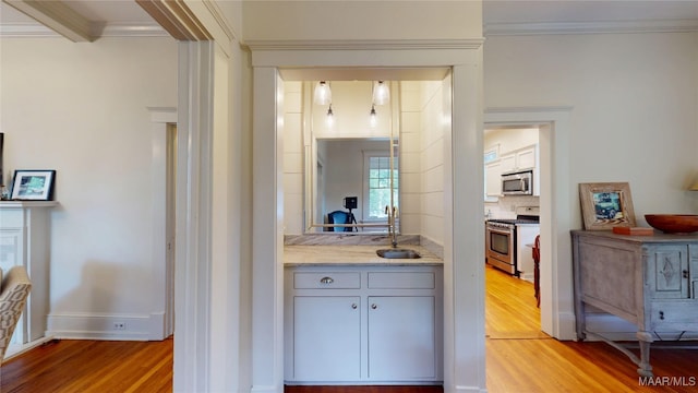 356 Cloverdale Rd, Montgomery, AL 36104 - kitchen featuring stainless steel appliances, light wood-type flooring, crown molding, a sink, and baseboards