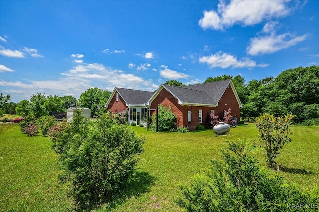 view of front of house featuring brick siding and a front lawn