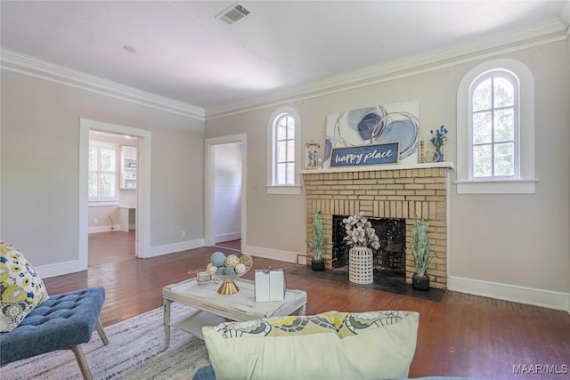 living area featuring crown molding, plenty of natural light, wood finished floors, and baseboards