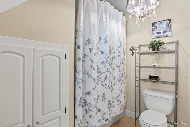 full bathroom with tile patterned flooring, toilet, a chandelier, and a shower with curtain