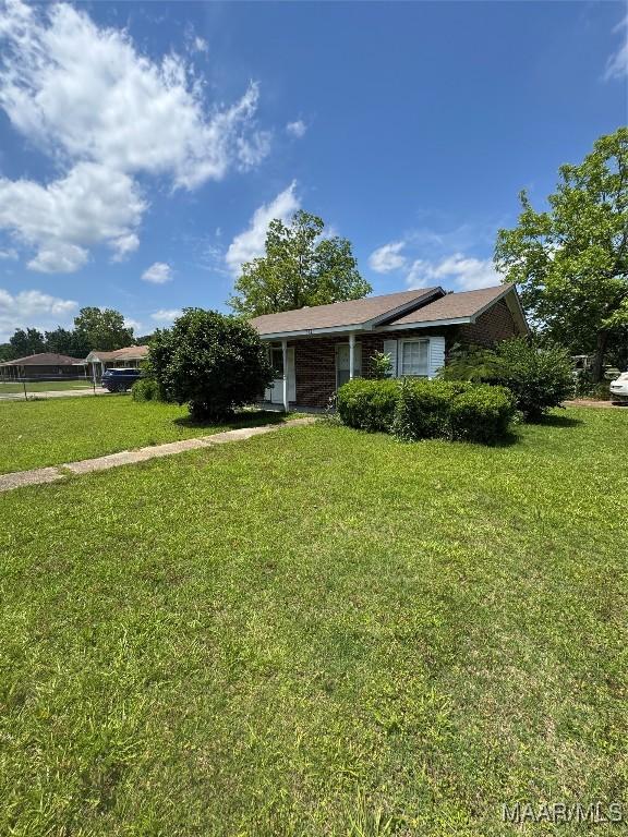 view of front of house featuring a front lawn