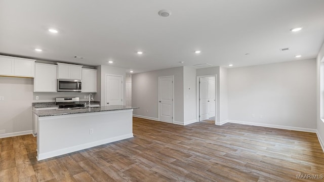 6004 Cunningham Trl, Montgomery, AL 36116 - kitchen featuring stainless steel appliances, baseboards, a center island with sink, white cabinets, and recessed lighting
