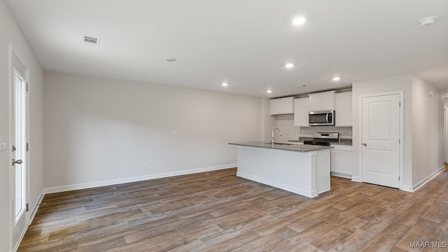 6004 Cunningham Trl, Montgomery, AL 36116 - kitchen with stainless steel appliances, a sink, light wood-style floors, baseboards, and recessed lighting