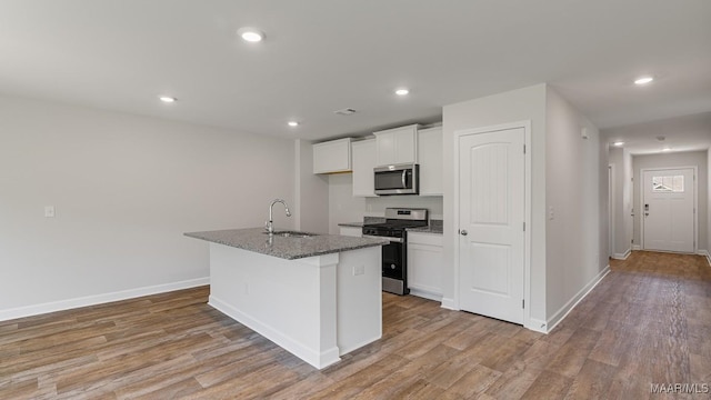 6004 Cunningham Trl, Montgomery, AL 36116 - kitchen featuring stainless steel appliances, a sink, light wood-style floors, baseboards, and recessed lighting