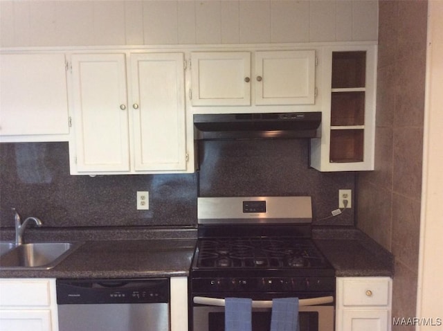 4037 Piedmont Dr, Montgomery, AL 36108 - kitchen featuring appliances with stainless steel finishes, under cabinet range hood, a sink, dark countertops, and white cabinetry