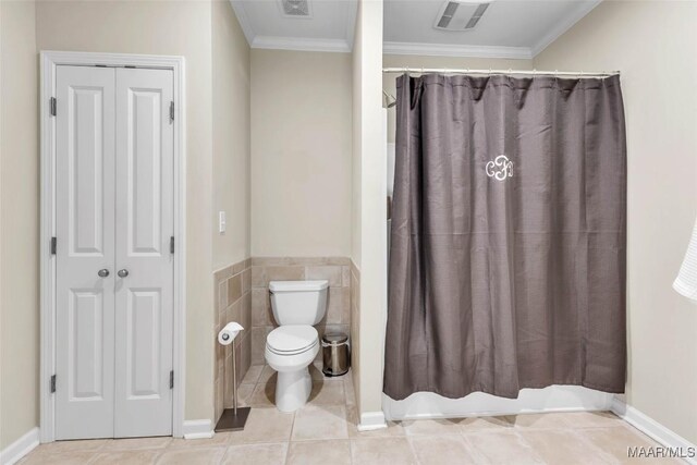 8625 Wynford Pl, Montgomery, AL 36117 - bathroom featuring toilet, crown molding, tile patterned floors, a shower with shower curtain, and a closet