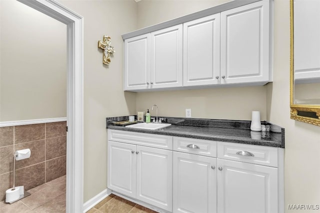 8625 Wynford Pl, Montgomery, AL 36117 - laundry room with wet bar and light tile patterned flooring