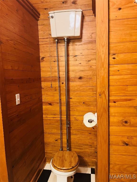 501 Tremont St, Selma, AL 36701 - detailed view of wooden walls