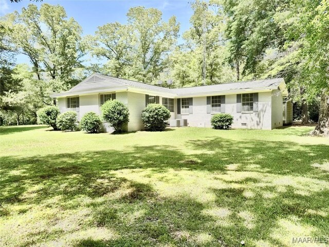 441 County Road 401, Selma, AL 36701 - view of front of house featuring a front yard and brick siding