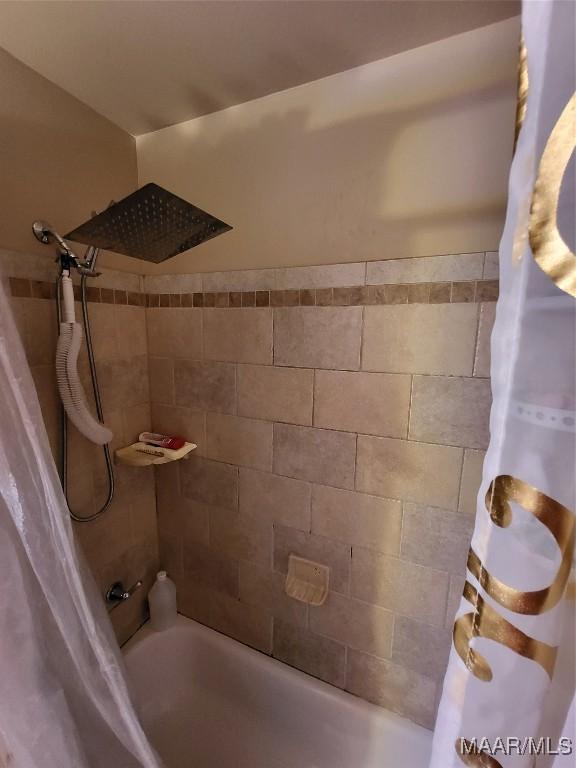 480 Avon Rd, Montgomery, AL 36109 - full bath with shower / bath combo with shower curtain