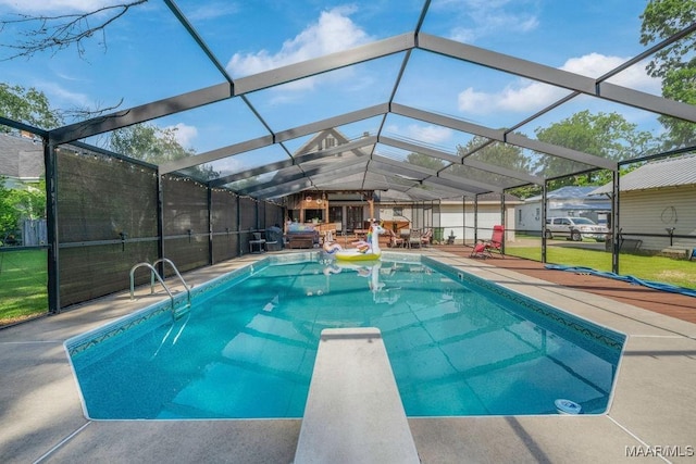 258 S Conecuh St, Greenville, AL 36037 - view of swimming pool featuring a patio area, a lanai, and a diving board